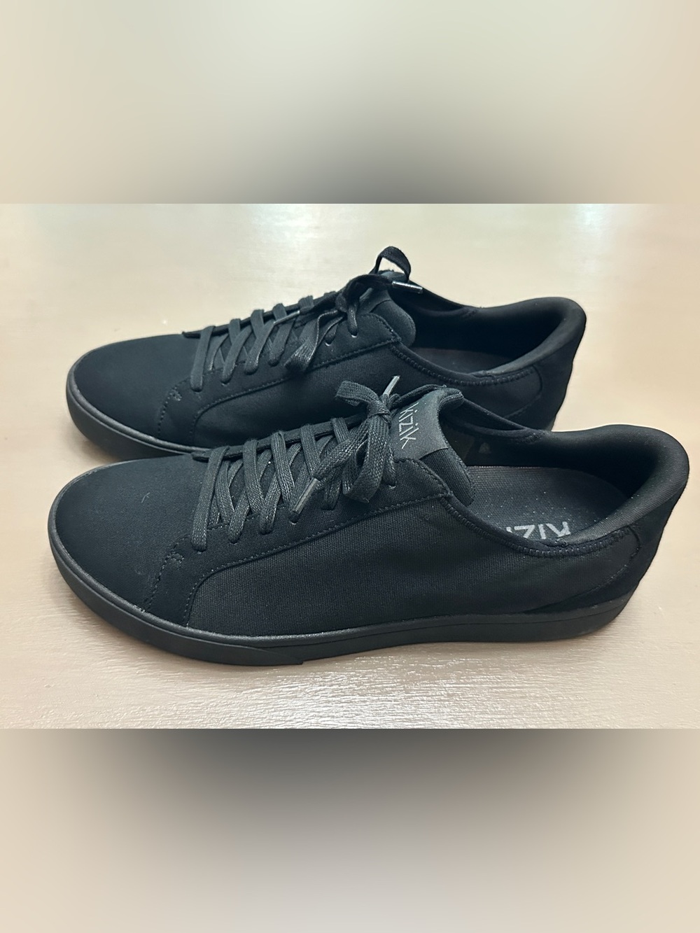 Kizik Irvine All Black Hands Free Step-In Canvas Sneakers Men 10 / Women 11.5